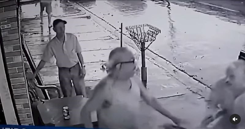 U kafiću je izbila masovna tučnjava, čitav internet smije se potezu ovog starca. Urnebesan je!