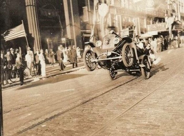 Najstarije poznato dokumentirano podizanje na stražnja kola, 1936.