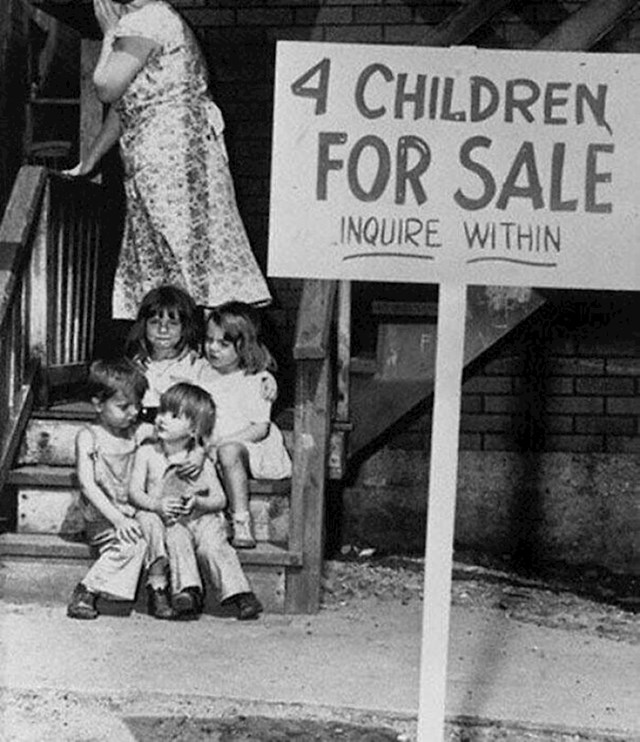 Ova fotografija datira negdje između kasnih 1940-ih i ranih 1950-ih. Na njoj je oglas za prodaju, a u pitanju je 4 djece. Očito su muškarac i žena bili u krajnjem siromaštvu i nisu imali drugog načina za zaraditi novac…