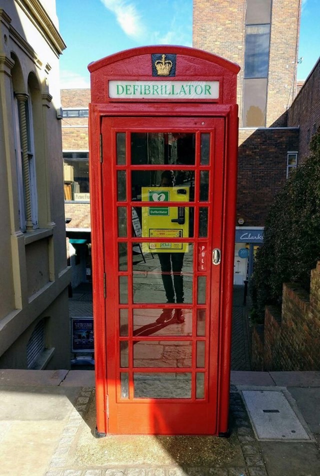London svoje famozne telefonske govornice prenamjenjuje u defibrilatore