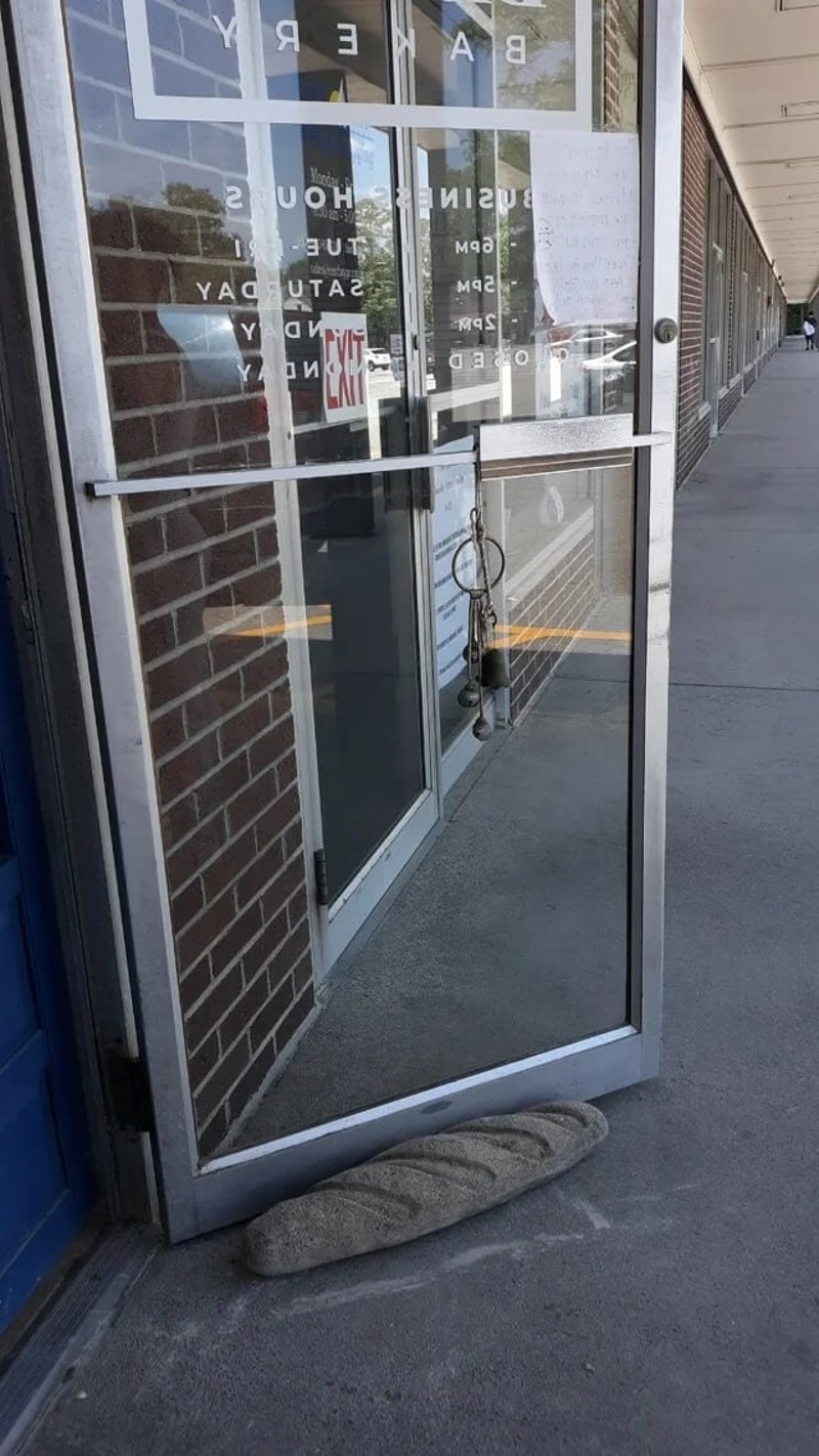 Pekara ima veliku cementnu štrucu kruha kao držač vrata