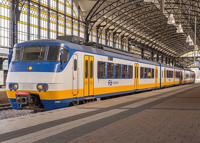 Vlakovi - postoje brzi vlakovi u većini zapadnoeuropskih zemalja. Na istoku je malo drukčije