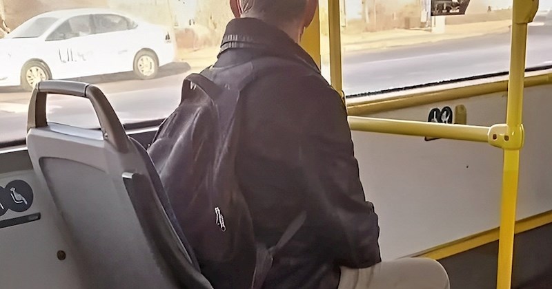 Urnebesna slučajnost fotkana u autobusu u Istočnoj Europi viralni je hit. Kužite li u čemu je fora?