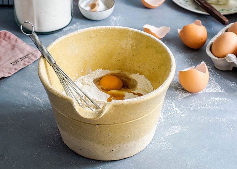 Devet žena, nazvanih "9 baka", čuvale su desetljećima dugu tajnu o kojoj čak ni njihovi muževi nisu znali ništa. 30 godina one su se okupljale u 4 ujutro kako bi pekle kolače, slale pakete pomoći ljudima, anonimno plaćale račune i kupovale odjeću za potrebite.