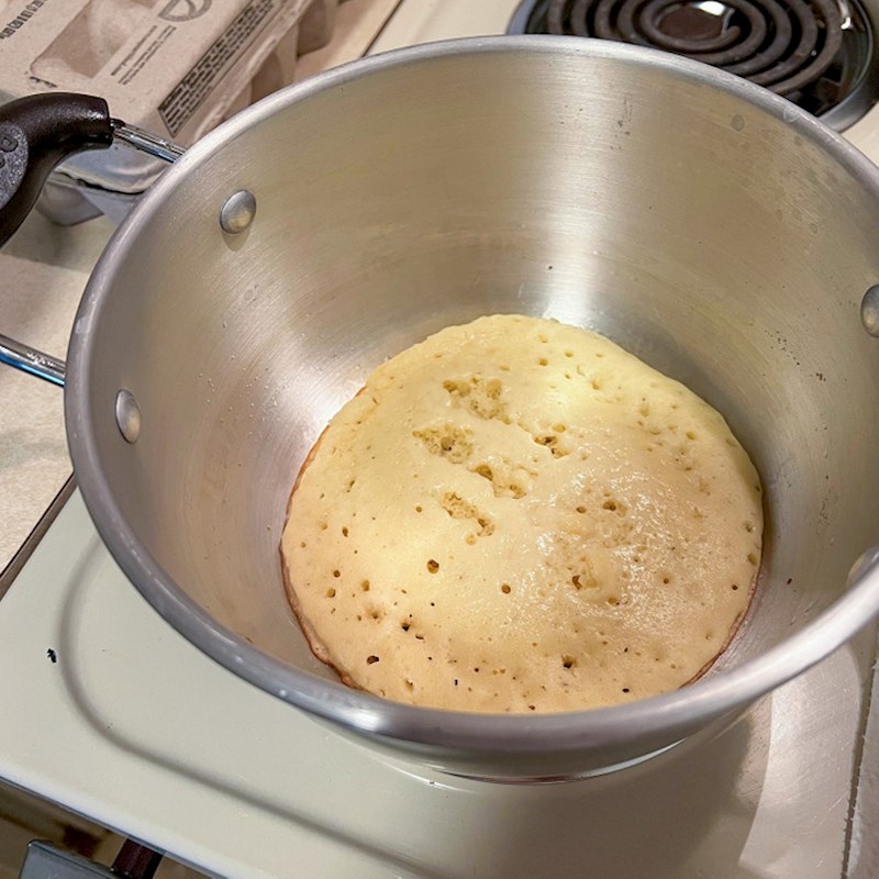 Ovo izgleda tako krivo- netko priprema palačinku u loncu