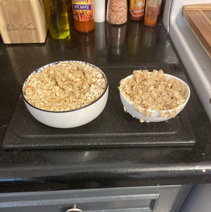 4-godišnjakinja se probudila prije mene i zaigrala se sa zobenim pahuljicama koje su nam trebale biti doručak