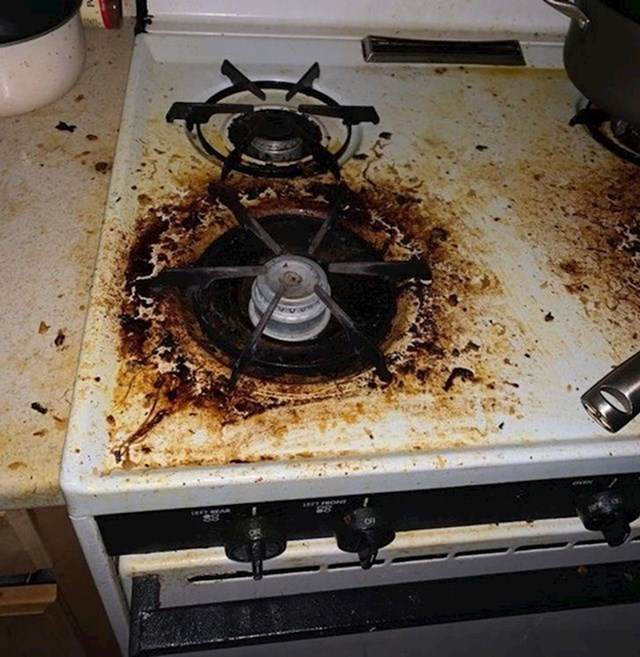 Moja cimerica nema problema s tim da ostavi ovakav štednjak nakon kuhanja...