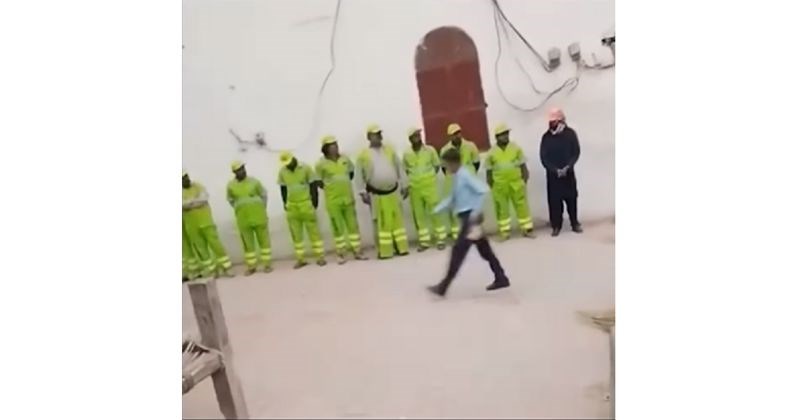 Radnici su stajali u liniji da pozdrave direktora, uniforma jednog od njih ukrala je cijeli show