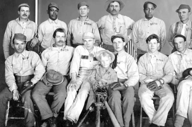 Bejzbol tim zatvorenika osuđenih na smrt. Njihova su pogubljenja odgađana samo dok su pobjeđivali. 1910.
