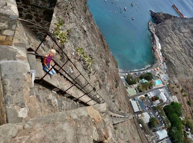 Jakovljeve ljestve na udaljenom atlantskom otoku Sveta Helena jedno su od najdužih ravnih stuba na svijetu, visoke su 183 m