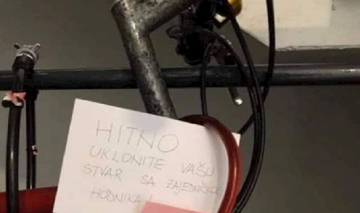 U haustoru jedne zgrade stanari su ostavili poruku na biciklu, reakcija vlasnika će vas šokirati