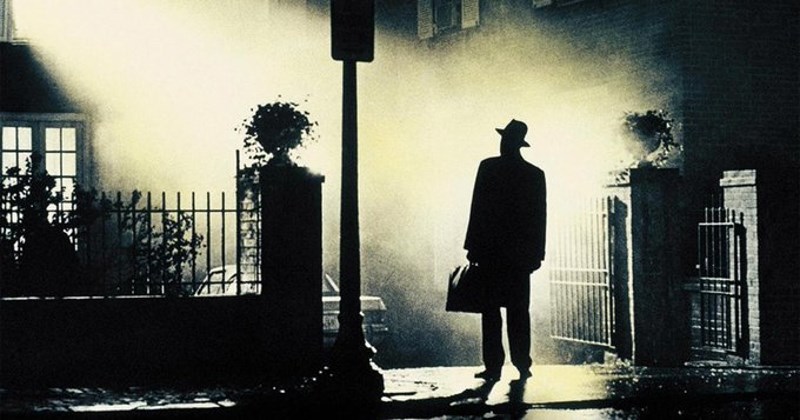 Tijekom snimanja Egzorcista mnogi su glumci bili ozlijeđeni, set je izgorio, svećenik je mnogo puta doveden da blagoslovi set, a glumac koji je glumio Burkea, Jack MacGowran, umro je od gripe.