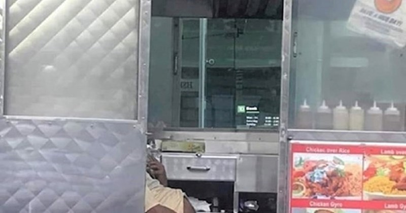 Netko je slikao radnika fast food kioska i otkrio odvratnu stranu pripreme ulične hrane