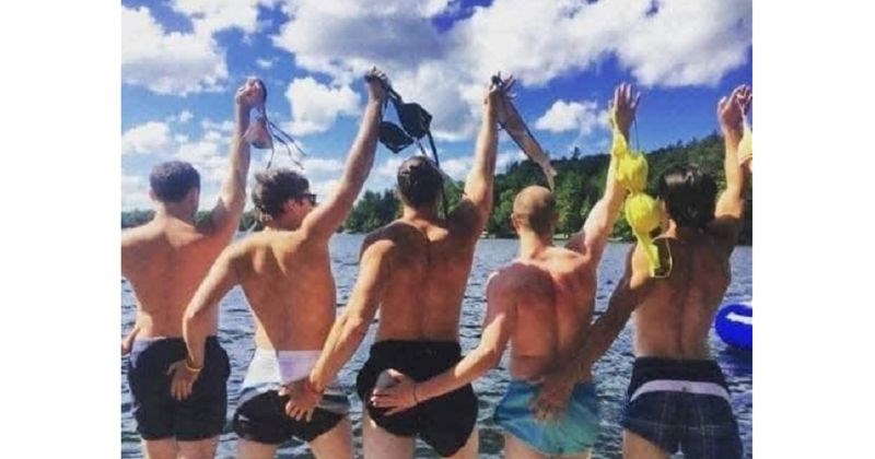 Dečki rekreiraju tipične ženske poze i pritom dobro zabavljaju sebe i Fejs, evo 24 najbolje fotke