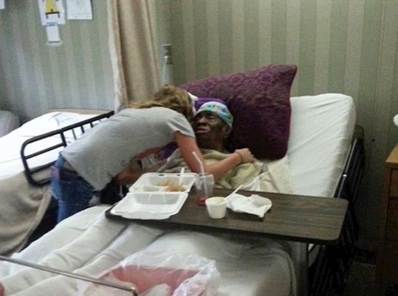 "Ispekla sam kekse i odnijela ih u lokalni dom za starije. Ovo je gospođa Posey, njegovateljica je rekla da joj nitko nije došao u posjetu tri godine... I ona i ja smo plakale nakon ovog zagrljaja"