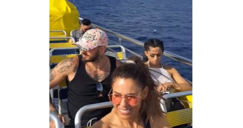 Urnebesan prizor s trajekta lajkaju tisuće, morate vidjeti neobičnu borbu ove cure s vjetrom