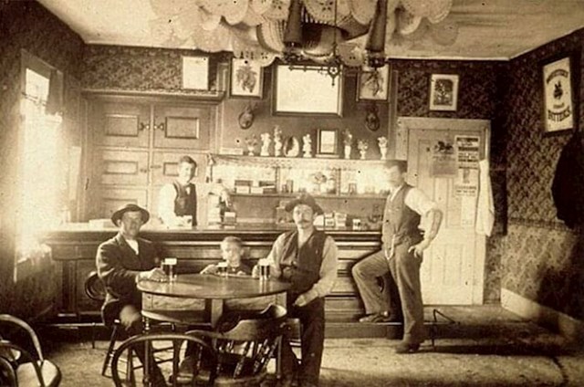 Kafić koji je imao u ponudi pivo u dječjoj veličini, Wisconsin, 1890.