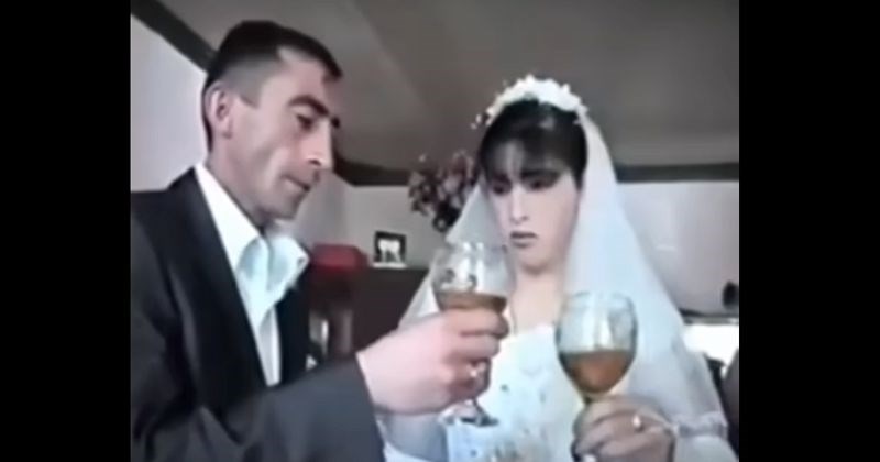 Nespretna zdravica mladenaca istovremeno je urnebesna i bolna za gledanje, odmah ćete vidjeti zašto