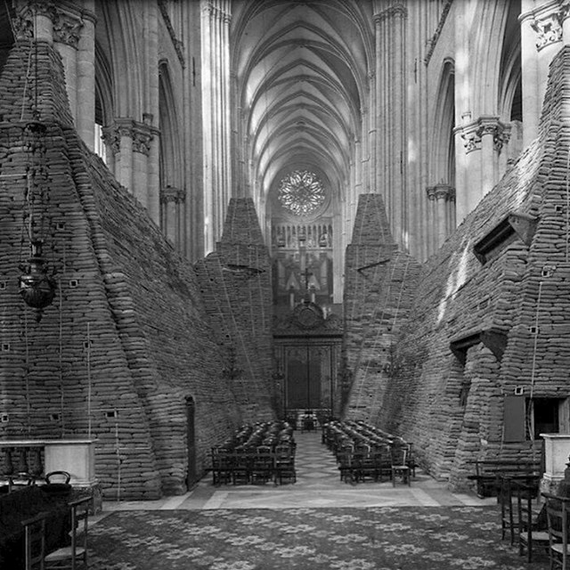 Barikade načinjene od vreća pijeska u crkvi Notre Dame tijekom Prvog svjetskog rata
