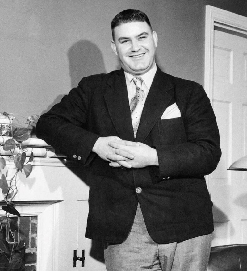 Kradljivac identiteta ukrao je identitet kirurga i dok je bio na mornaričkom razaraču dobio je zadatak izvesti nekoliko operacija