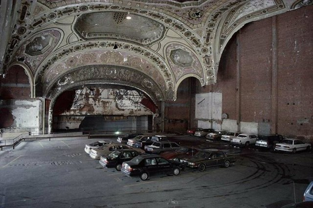 Kazalište Michigan u Detroitu. Zatvoreno 1976. i uništeno da bi se unutarnji prostor iskoristio kao garaža na 3 kata