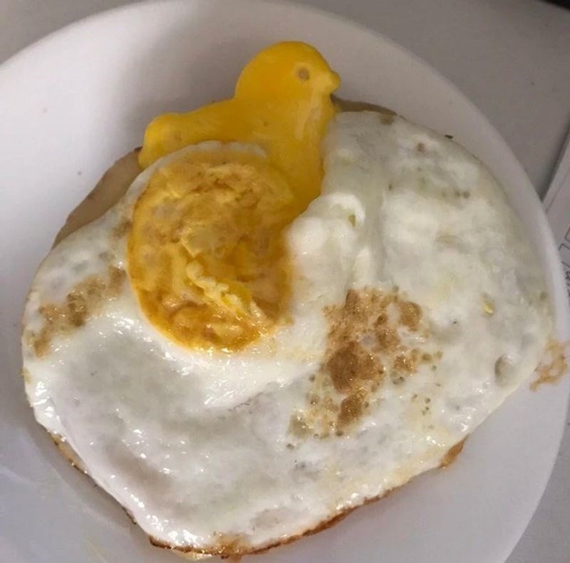 Žumanjak se razlio i poprimio oblik pilića!