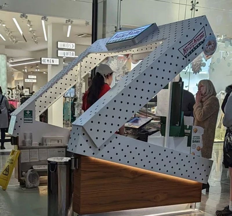 Štand s krafnama u obliku kutije za krafne