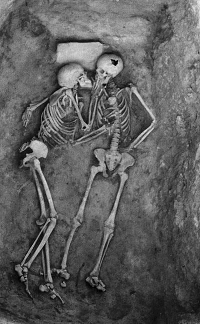 "Ljubavnici Hasanlua" umrli su oko 800. godine p.n.e., a otkriveni su 1972. Umrli su u nečemu što izgleda kao zagrljaj ili poljubac, i ostali su takvi 2800 godina