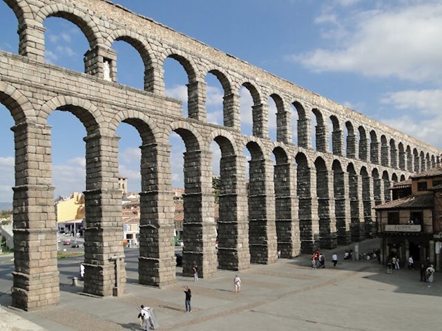 Rimske betonske konstrukcije kao što su Panteon i akvadukti iznimno su izdržljive zbog vapnenaca. Dok se mnoge moderne betonske konstrukcije raspadaju nakon nekoliko desetljeća, rimski beton ima funkciju samozacjeljivanja zahvaljujući česticama vapnenca koje omogućuju njihovim strukturama da prežive tisućljeća.