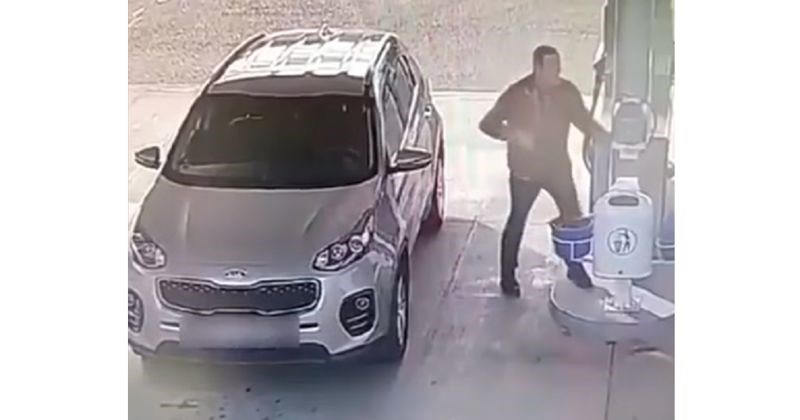 Tip je došao na benzinsku napumpati gume, nadzorna kamera zabilježila je najluđu scenu ikad