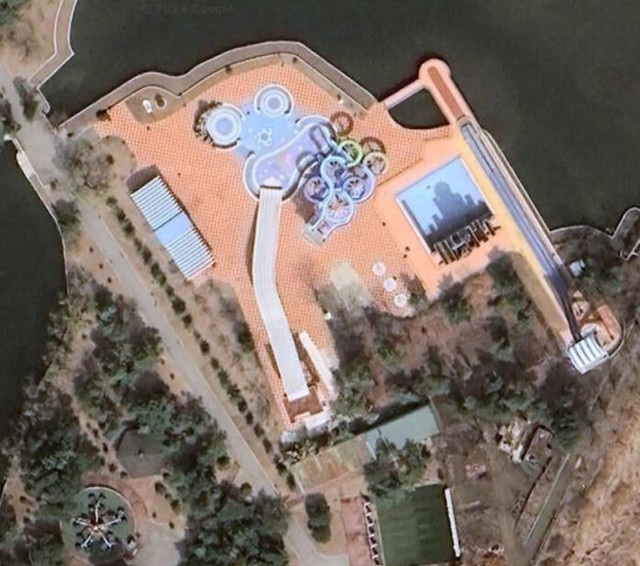Sablasno prazan vodeni park