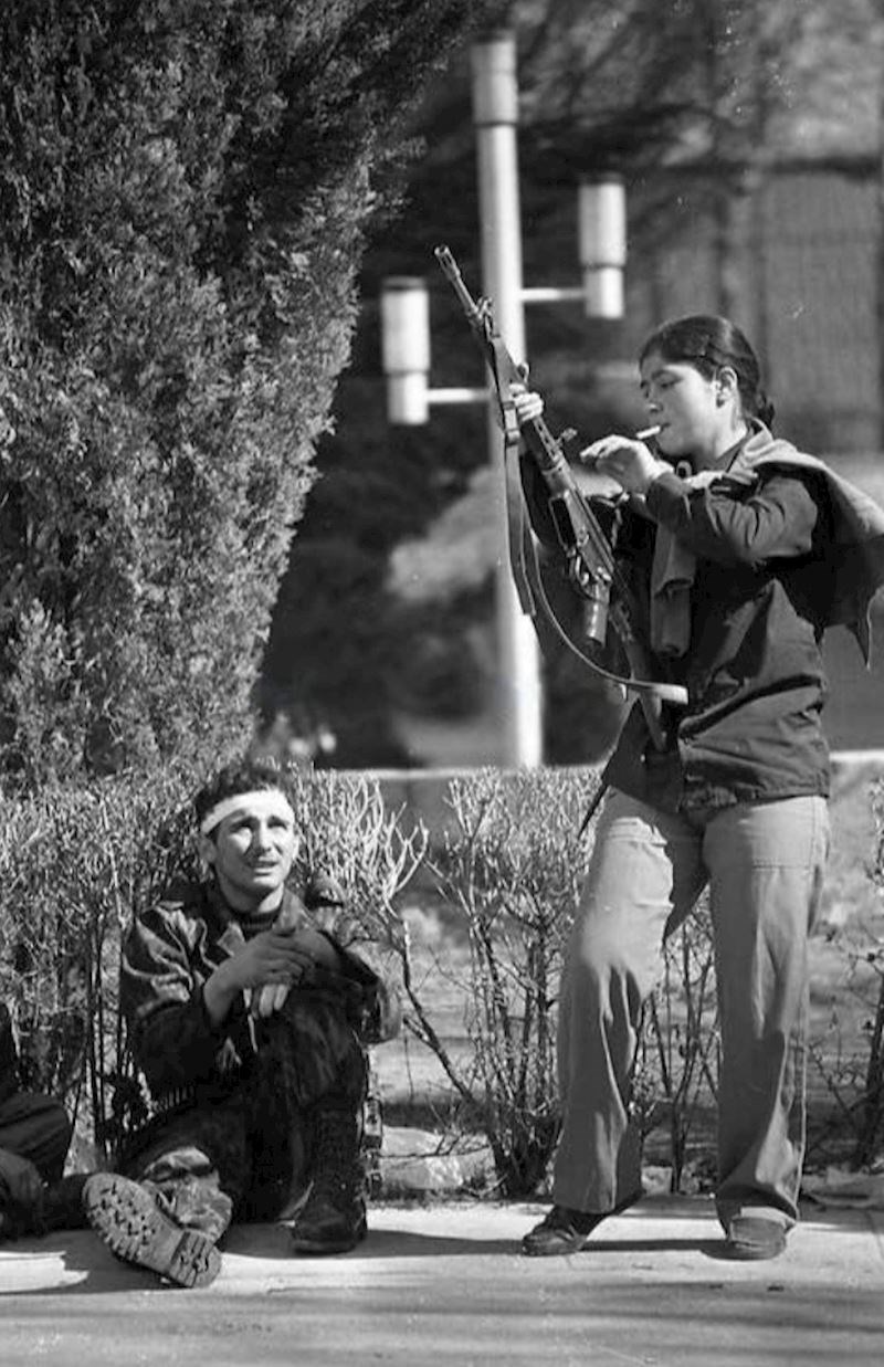 Ljevičarska revolucionarka čisti svoje oružje. Teheran, Iran, 1979.
