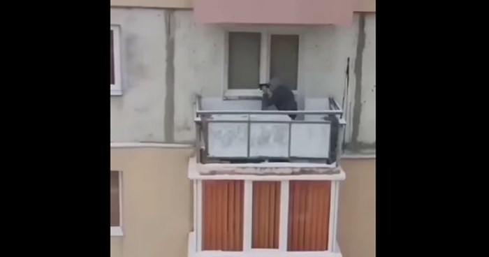 Susjed je uhvatio baku u urnebesnoj "akciji" na balkonu, snimka je odmah postala hit na Fejsu