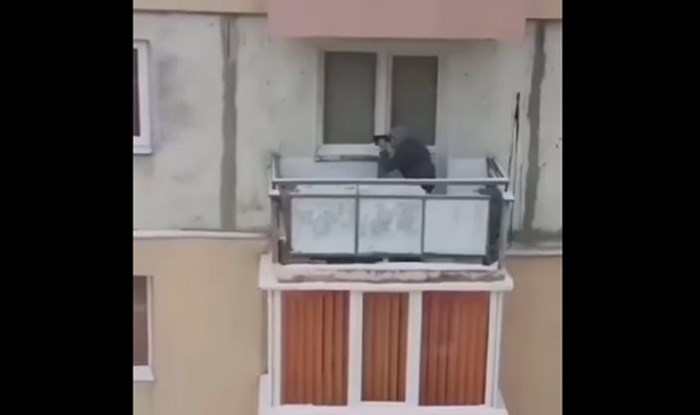 Susjed je uhvatio baku u urnebesnoj "akciji" na balkonu, snimka je odmah postala hit na Fejsu