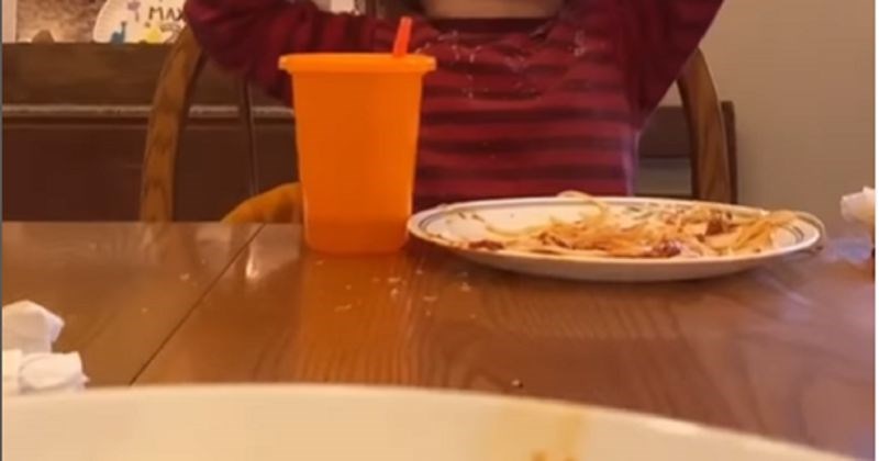 Klinac je smislio urnebesnu metodu jedenja sira, svi komentiraju da će biti genijalac!