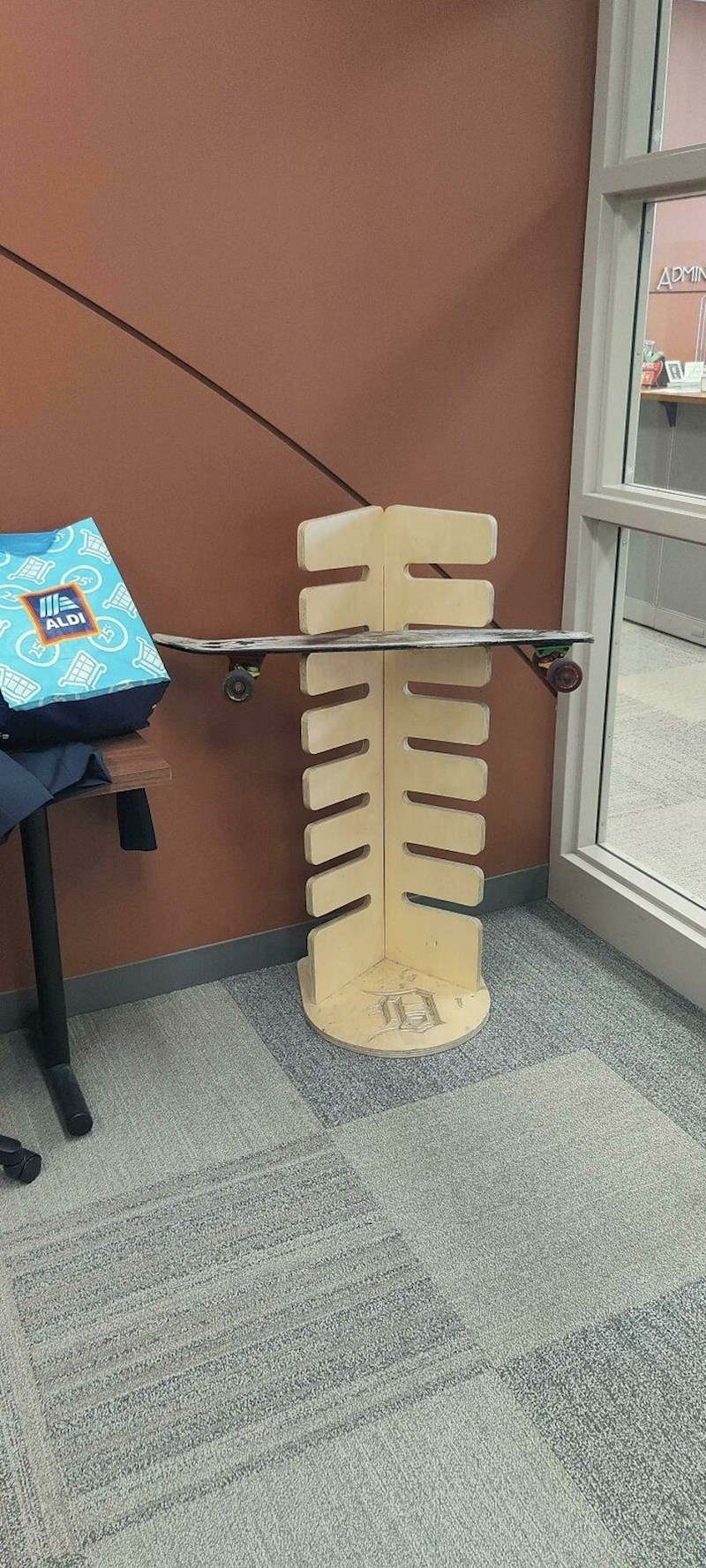 U mojoj školi imamo rampu za odlaganje skateboarda