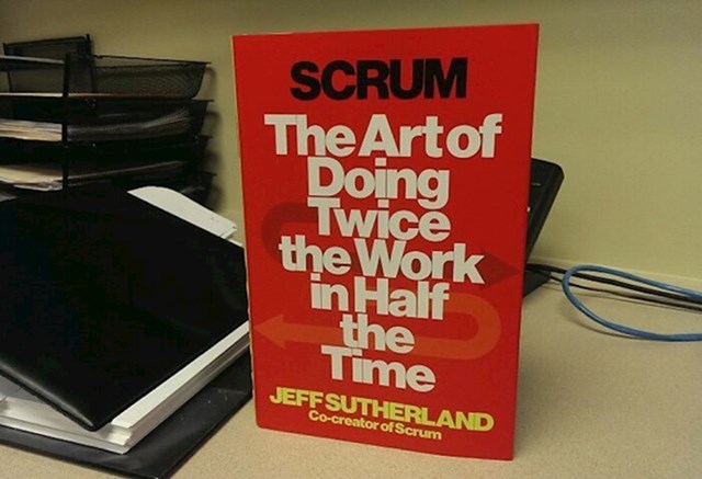 Svi zaposlenici umjesto božićnice dobili su knjigu pod nazivom "Umjetnost rađenja duplog posla u pola vremena!"