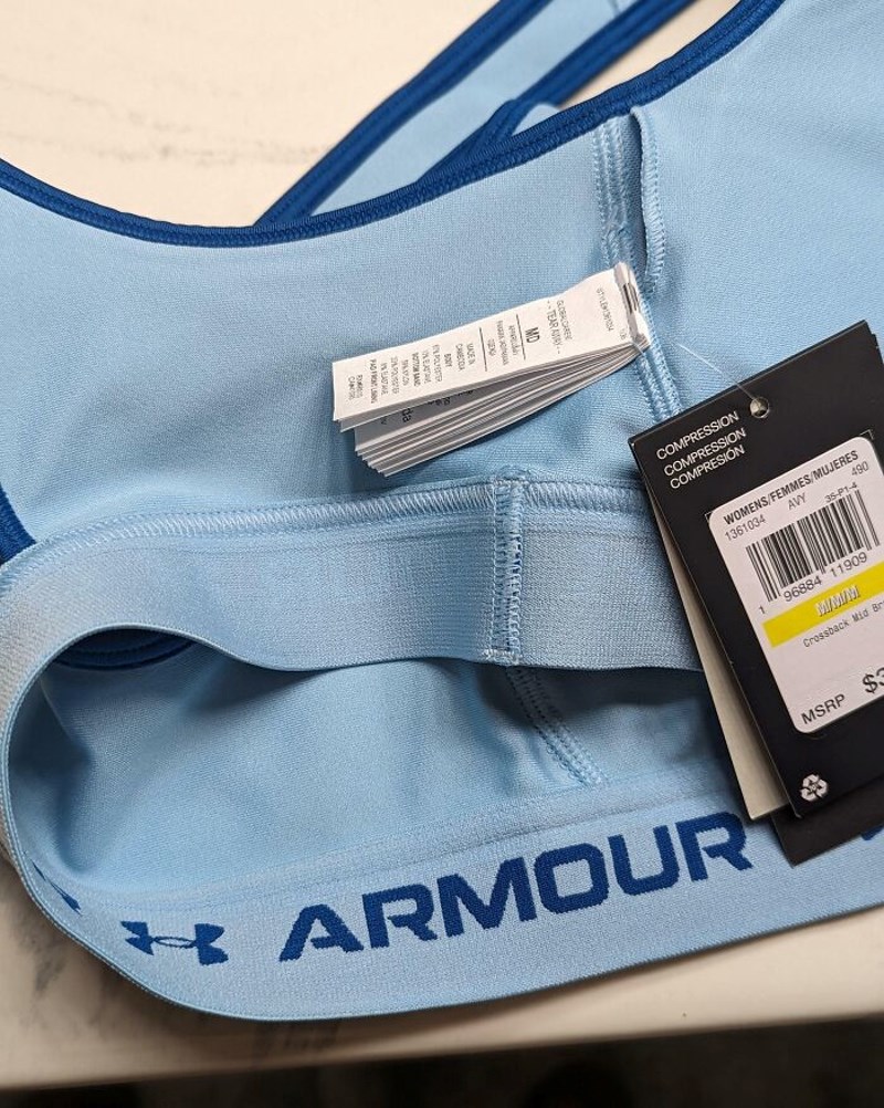 Novi sportski grudnjak dolazi s više od 20 ušivenih oznaka. Potrebna je kirurška preciznost da ih uklonite bez oštećenja grudnjaka