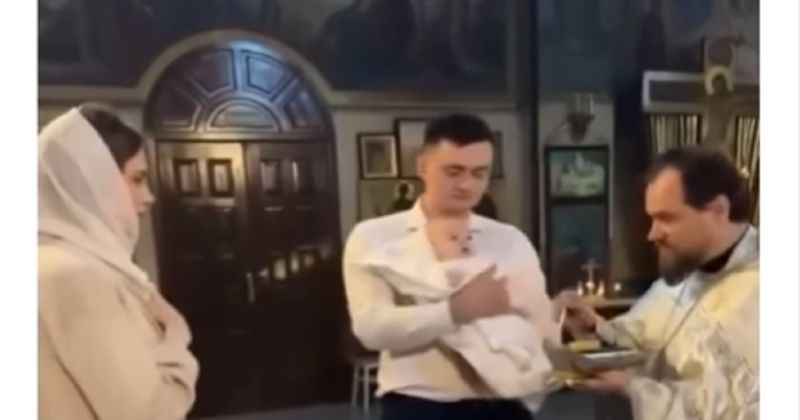Urnebesni gaf mame na krštenju djeteta hit je na IG-u, krivo je shvatila svećenika i uzrokovala show