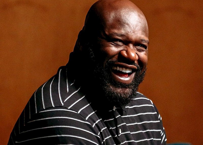 Nakon što ga je prekorila žena koja je smatrala da su njegove tenisice preskupe za djecu, Shaq je raskinuo ugovor vrijedan 40 milijuna dolara s Reebokom i potpisao jedan s Walmartom. Zatim je doveo dizajnere iz Reeboka kako bi njegove Walmart tenisice izgledale skuplje od cijene po kojoj su se prodavale (20 dolara). Prodano je preko 400 milijuna pari