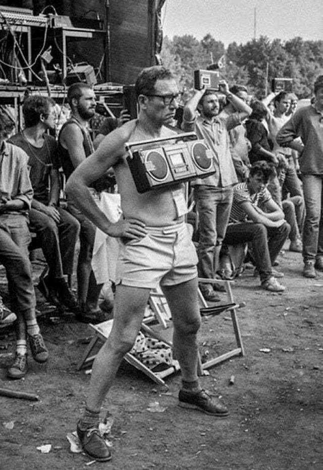 Čovjek koji snima kasetu na glazbenom festivalu 1980-ih