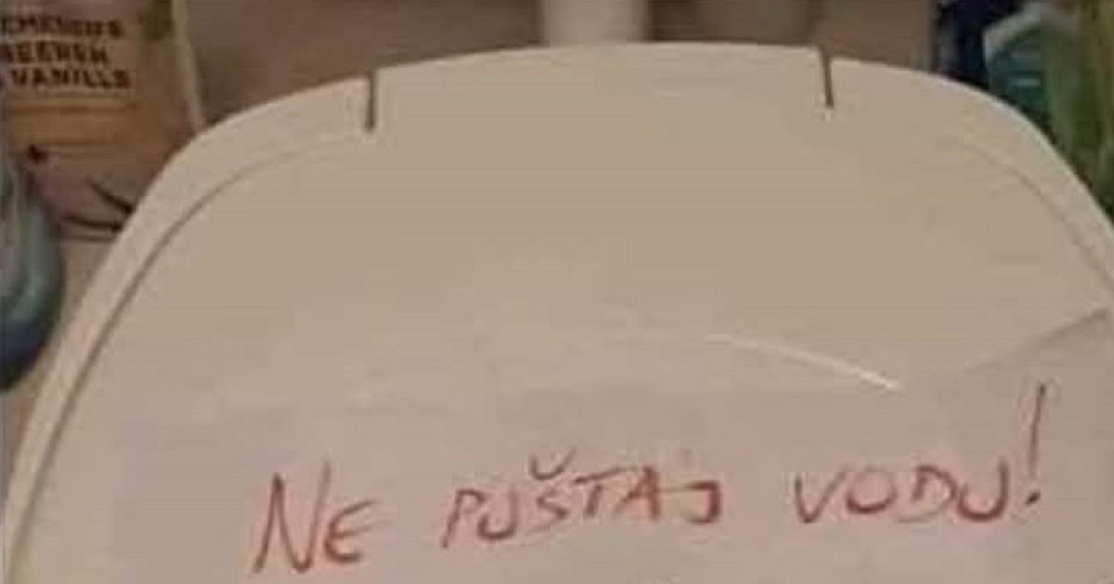 Urnebesna poruka na poklopcu WC školjke totalni je hit u regiji, morate vidjeti