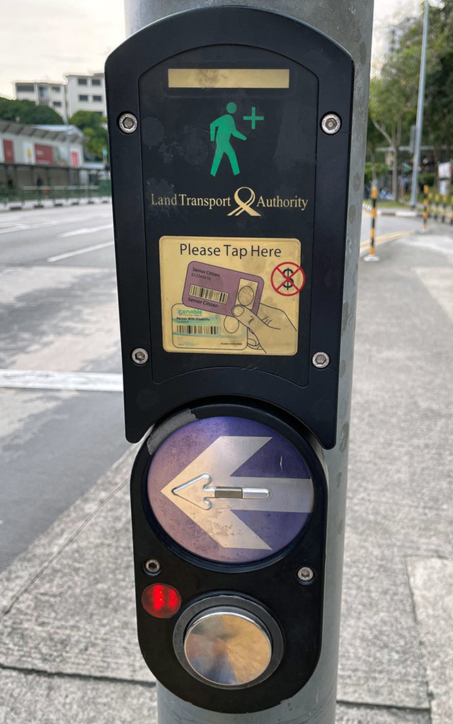 U Singapuru, stariji građani i osobe s invaliditetom mogu dodirnuti karticu kako bi dobili dodatno vrijeme za prelazak ulice