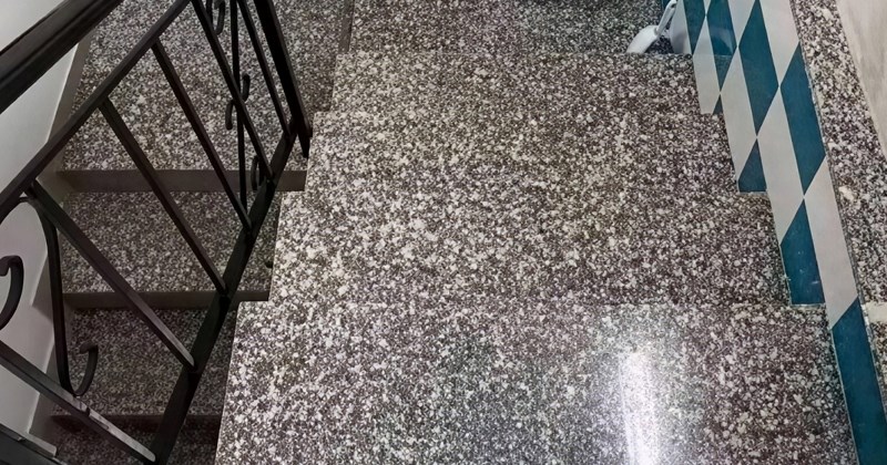 U stubištu jedne zgrade na istoku Europe osvanula je bizarna instalacija, fotka je odmah postala hit