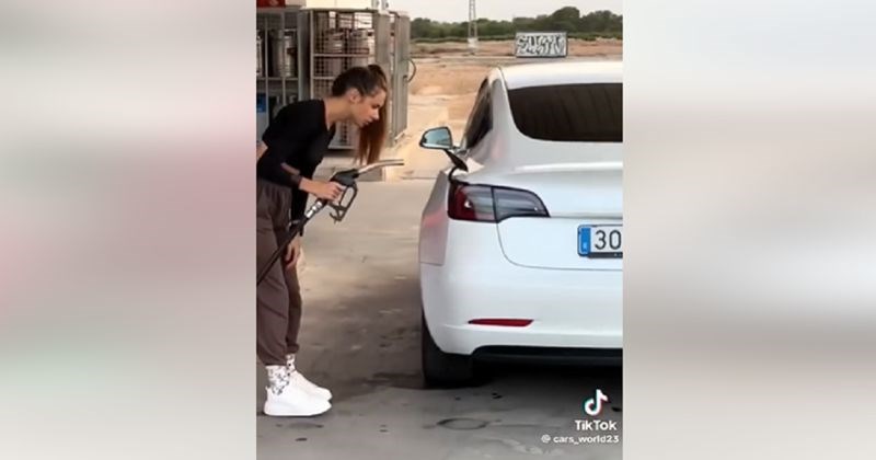 Smiješne muke jedne cure na benzinskoj postale su viralni hit, kužite li u čemu je stvar?