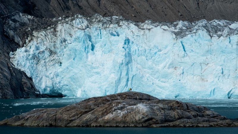 “Fotografirao sam svoje prijatelje ispred ovog ogromnog ledenjaka s udaljenosti od 2 milje. Nekako liči na 'Zid' u Igri prijestolja (glečer, Tateraat Sermiat, zapadni Grenland)."