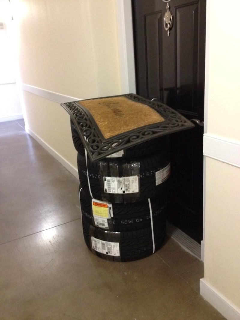 Dostavljač me obavijestio da je paket sakrio ispod otirača...