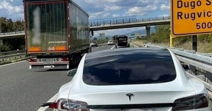 Prizor s autoceste kod Zagreba je postao hit na Fejsu, pogledajte zašto se ljudi smiju vozaču Tesle