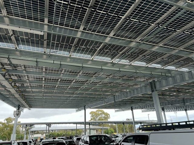 Krov parkirališta prekriven je solarnim pločama