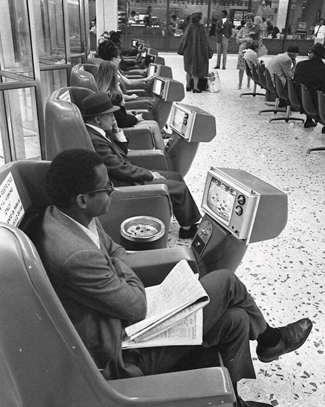 Pepeljare i televizori na kovanice na autobusnom kolodvoru Greyhound u Los Angelesu, 1969.
